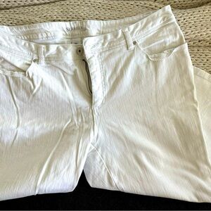 Women’s St Johns Bay White Capris. Size 20